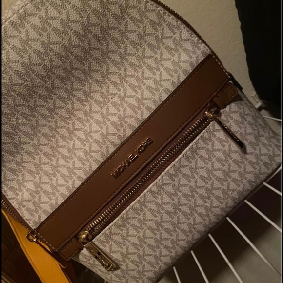 I am selling this Michael Kors set.